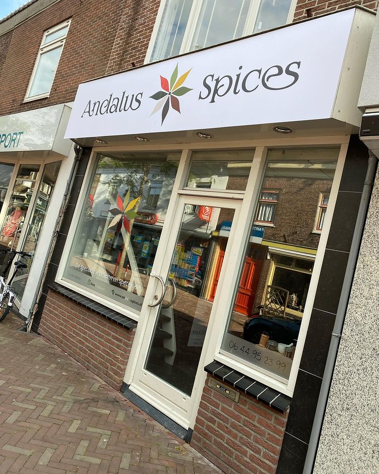 Opvallende raambestickering voor Andalus Spices in Bodegraven.