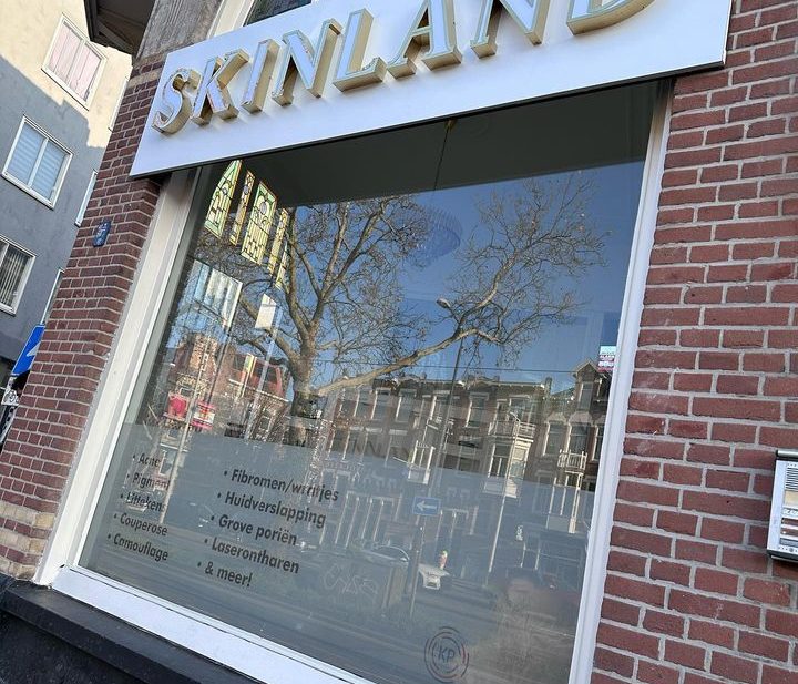 Elegante RVS Gouden Doosletters bij Skinland in Rotterdam.