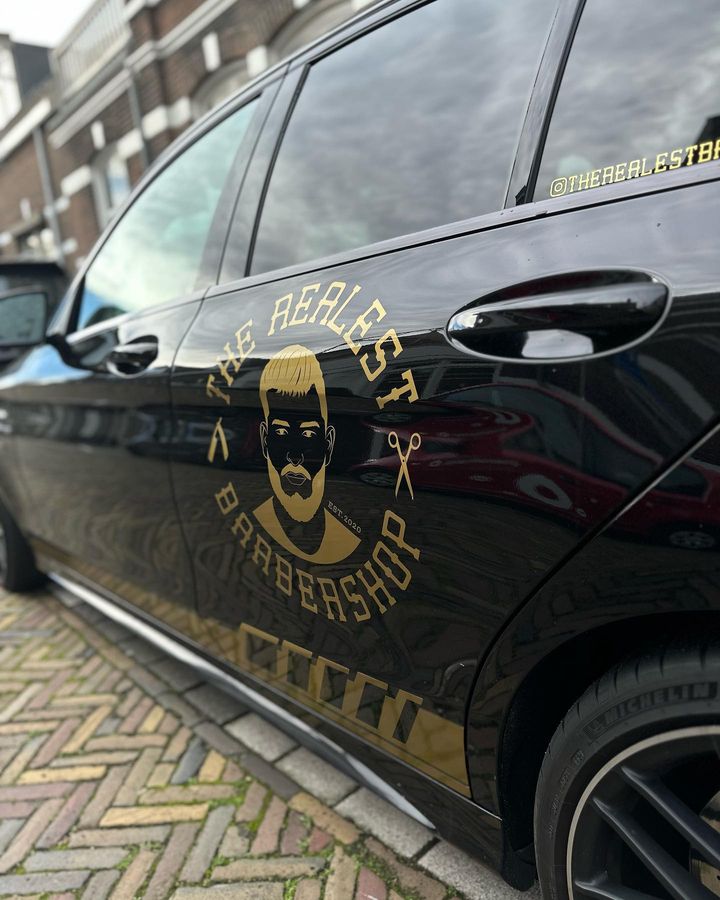 Een indrukwekkend voertuig met onze bestickering voor The Realest Barbershop op de Amsterdamsestraatweg in Utrecht.